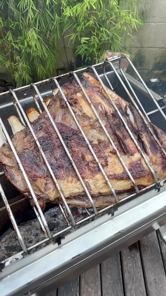 Costela assada com casquinha dourada na grade da Churrasqueira Luxo